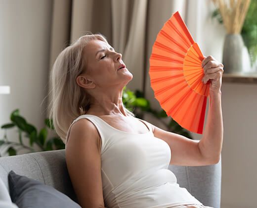 Hitzewallungen gelten als häufig vorkommende Symptome in den Wechseljahren.