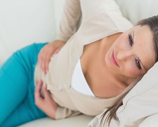 Das Ovarialsyndrom kann Schmerzen bei betroffenen Frauen auslösen.
