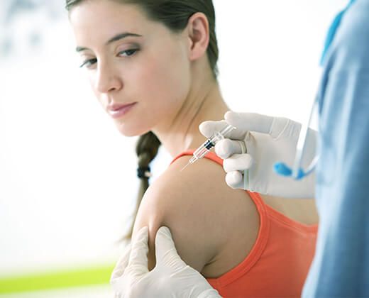 Eine Frau bei einer Impfung