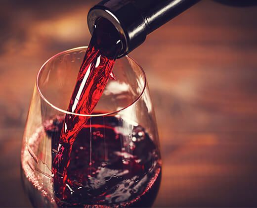 Glas Rotwein - Alkohol während der Periode